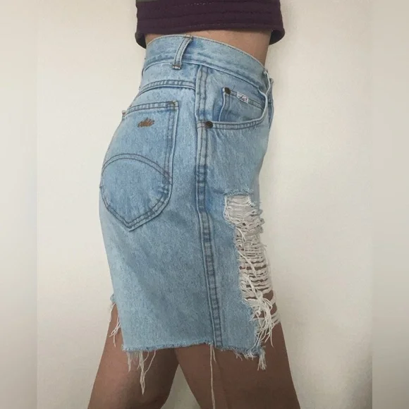 Vintage Chic Womens Ripped Raw Hem Denim Shorts size S - Picture 3 of 11